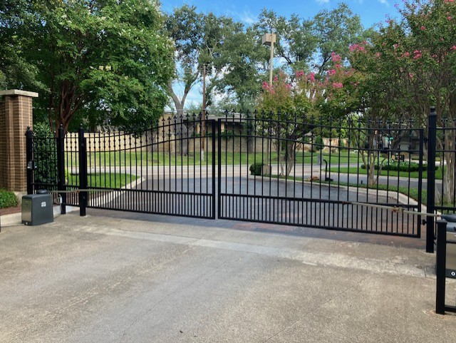 Swinging Automatic Gate